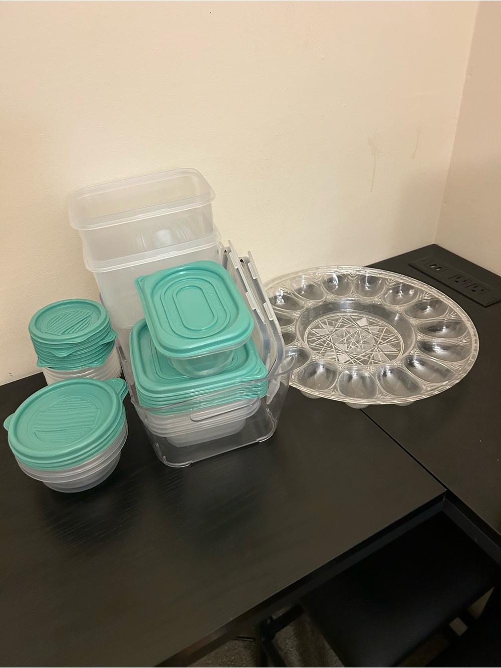 Various Tupperware